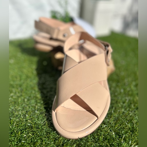 AGL ATTILIO GIUSTI
LEOMBRUNI
Alison Crisscross Strap
Sandal In Basic-basic
$525 - Picture 5 of 16